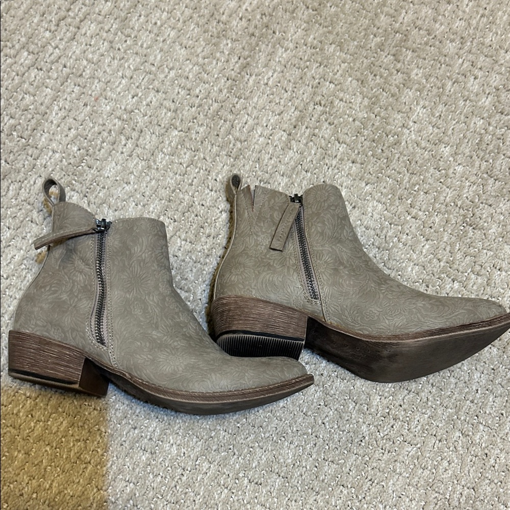 Very G Ankle Booties with floral tooled design size 8 in grayish taupe